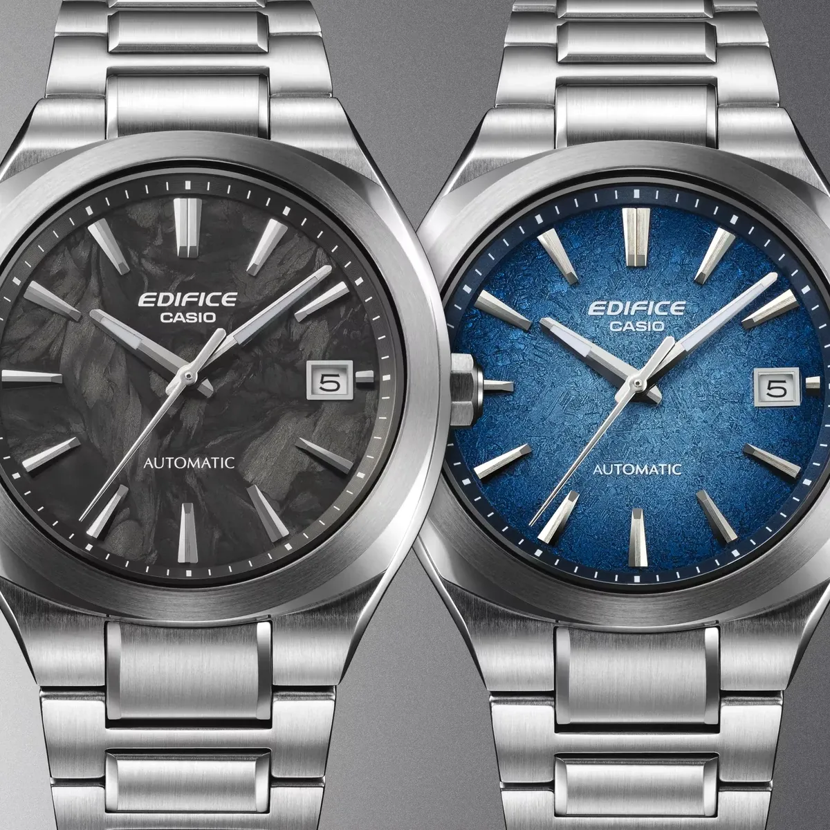 Comparativa frontal de dos relojes con esferas en color gris y azul, sobre fondo gris neutro.