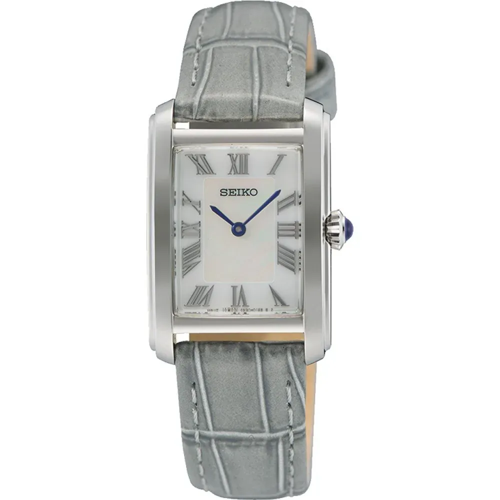 Vista frontal del reloj de caja rectangular y correa gris texturizada sobre fondo blanco