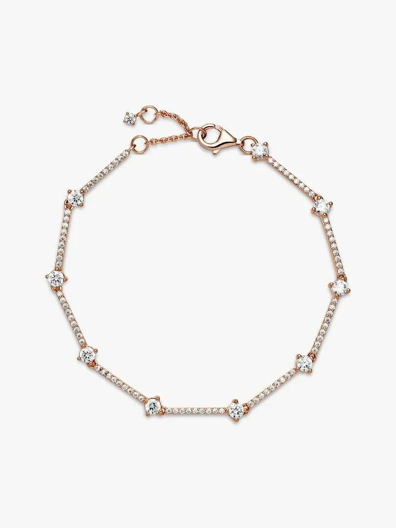 Draufsicht des Roségold-Pavé-Stabarmbands auf weißem Hintergrund.