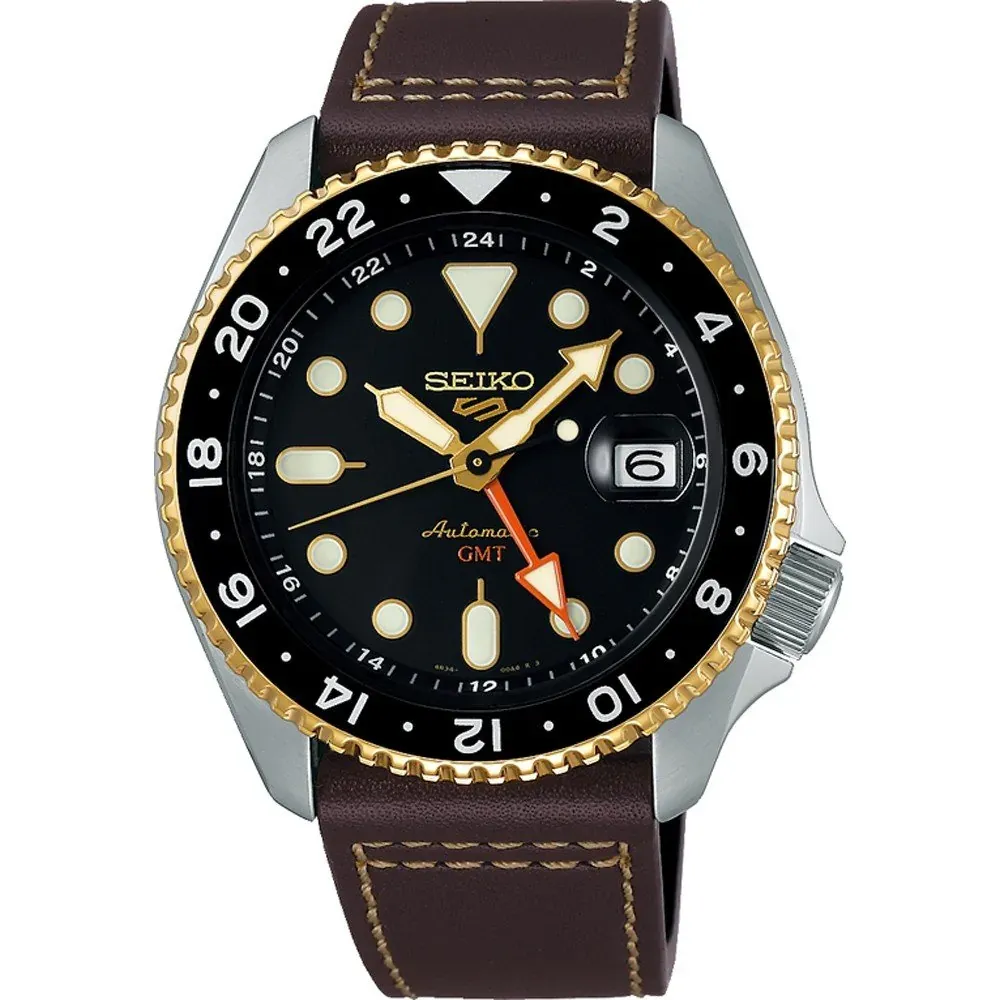 Vista frontal del reloj con esfera negra, bisel dorado y correa de piel marrón sobre fondo blanco