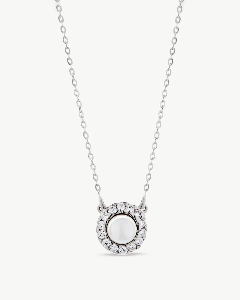 Collar con colgante circular de perla y circonitas, vista frontal sobre fondo blanco.