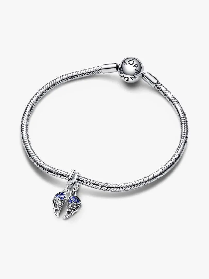 Pulsera de plata con charm de alas de ángel azul, vista frontal sobre fondo blanco.