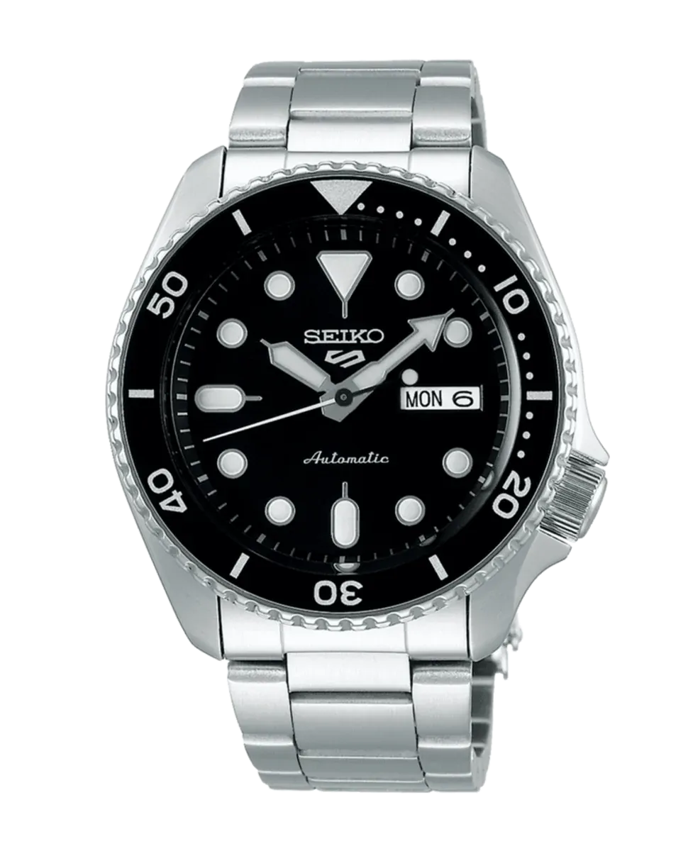 Vista frontal completa del reloj con esfera negra y brazalete de acero sobre fondo blanco.