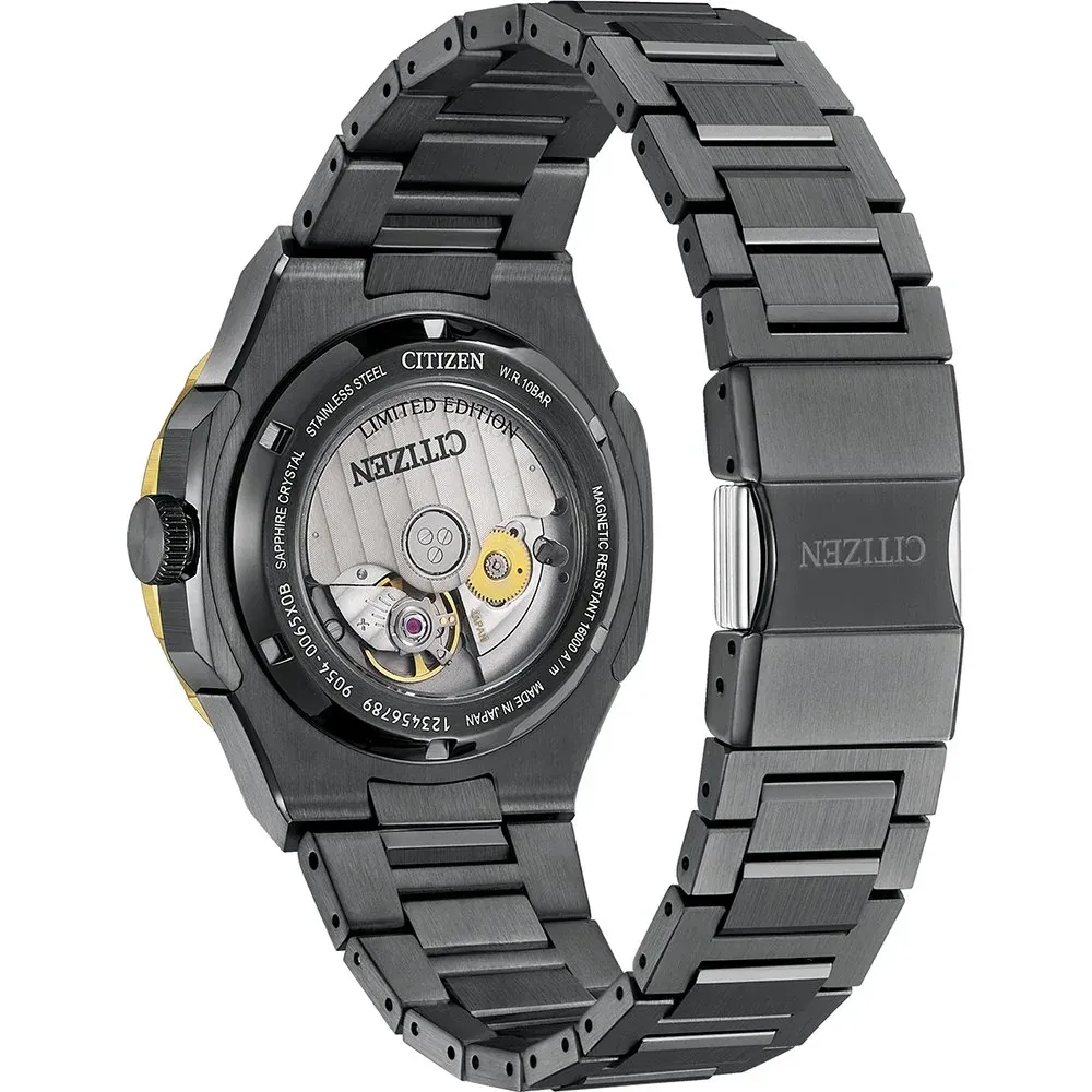 Rückansicht der Uhr mit Sichtboden, der das Uhrwerk zeigt, weißer Hintergrund