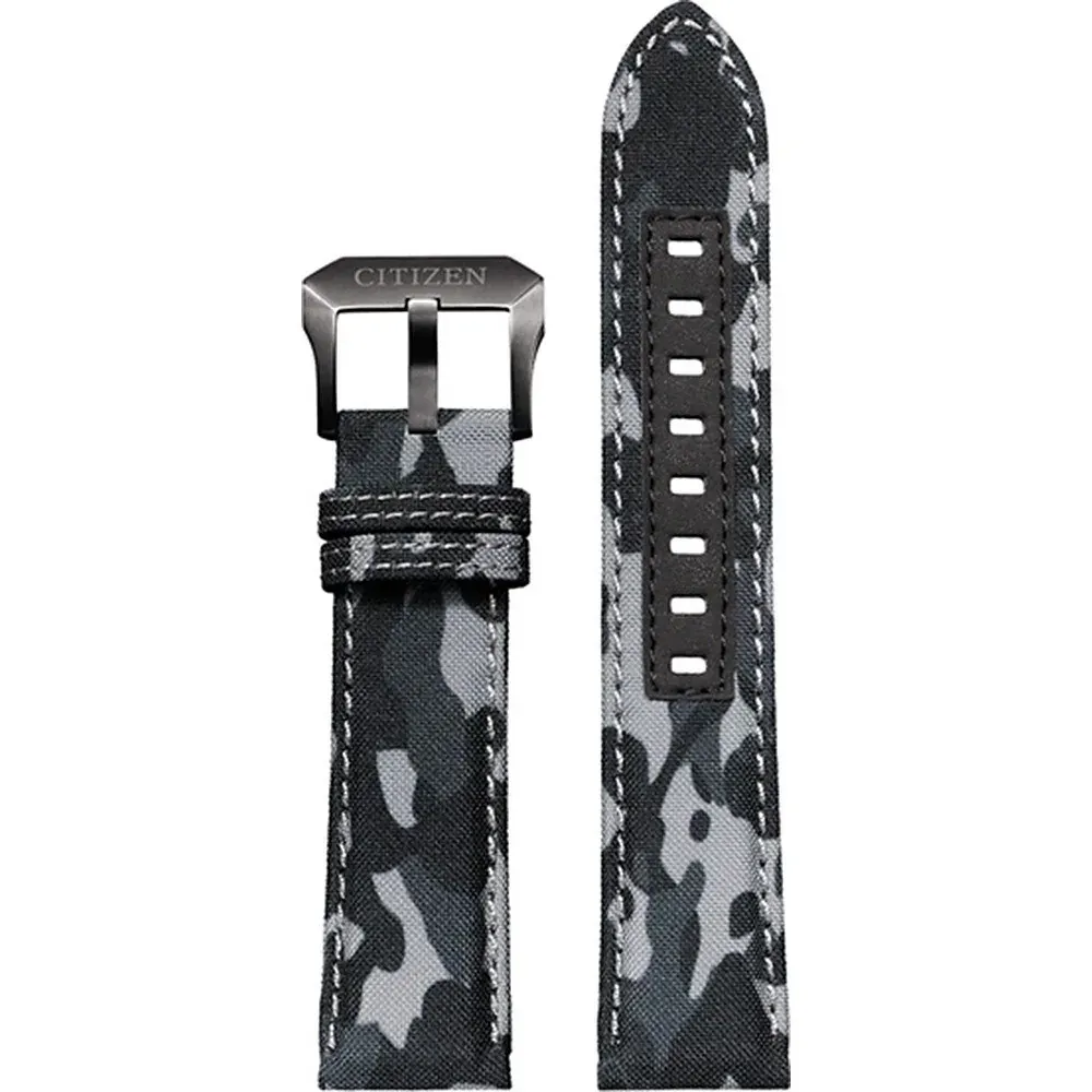 Vue de dessus du bracelet textile camouflage sur fond blanc, détail de la boucle et de la languette.