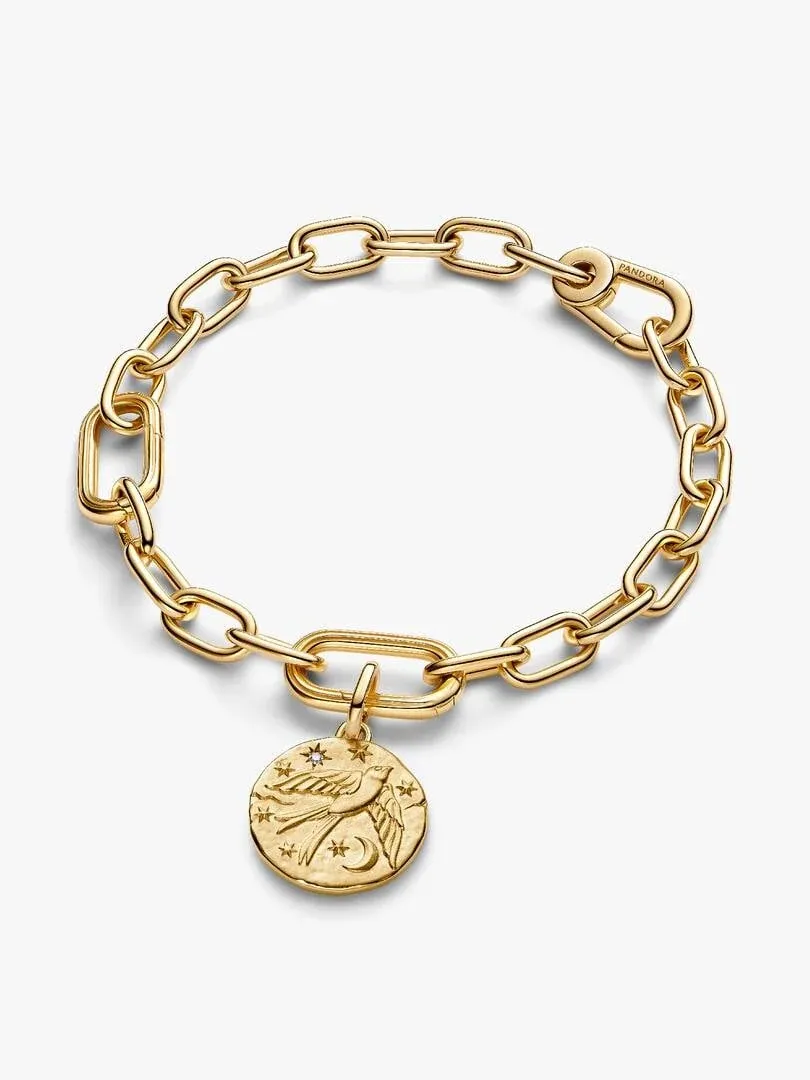 Gouden schakelarmband met een rond medaillon hangertje, vooraanzicht op witte achtergrond.