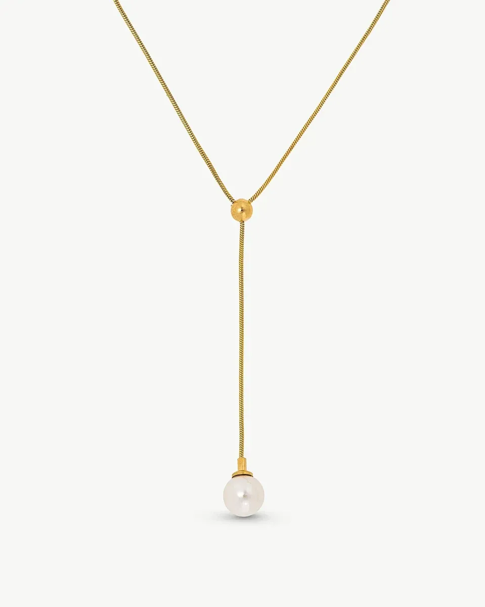 Collier en chaîne dorée avec une perle blanche pendante, vue de face sur fond blanc.