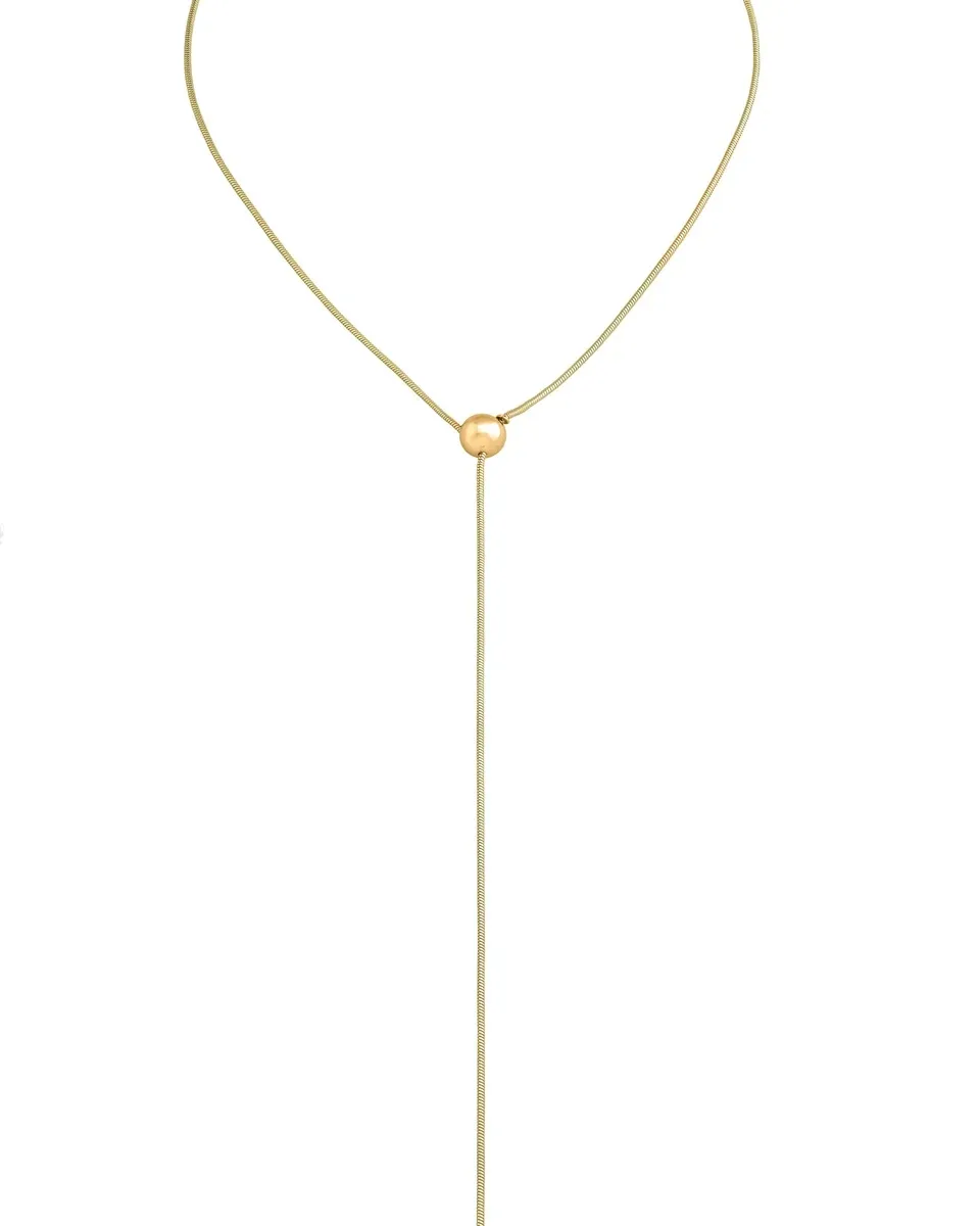 Collar de cadena dorada con perla central, vista frontal sobre fondo blanco puro.
