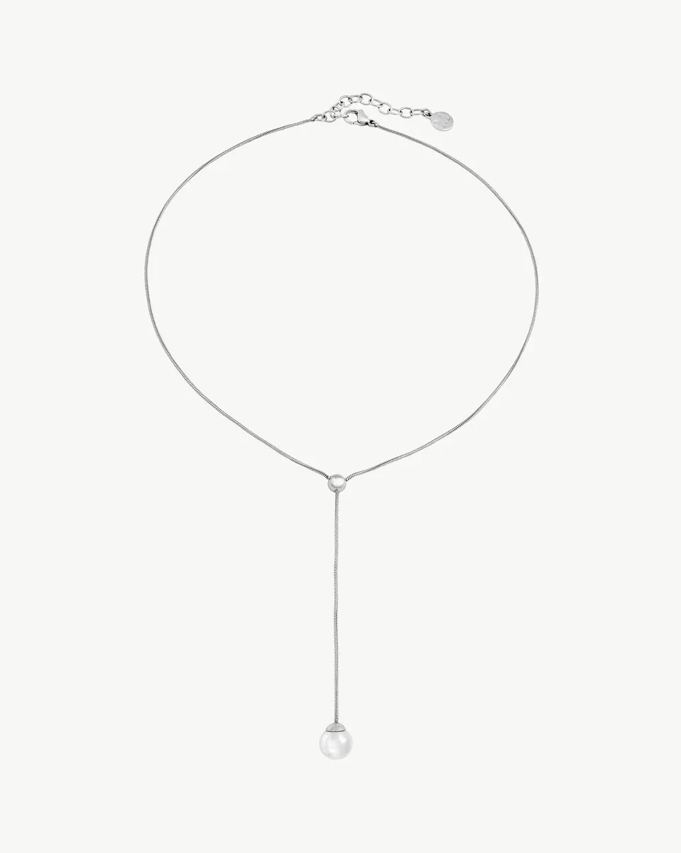Vue de face du collier avec pendentif perle disposé en cercle sur fond blanc pur.