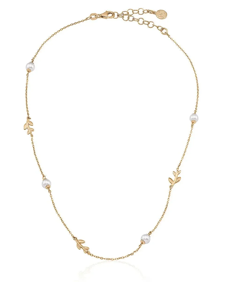 Collar dorado con perlas y detalles de hojas, vista frontal completa sobre fondo blanco.