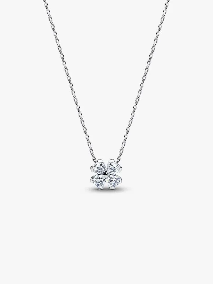Zilveren ketting met klaverhanger van cubic zirconia, vooraanzicht op witte achtergrond.