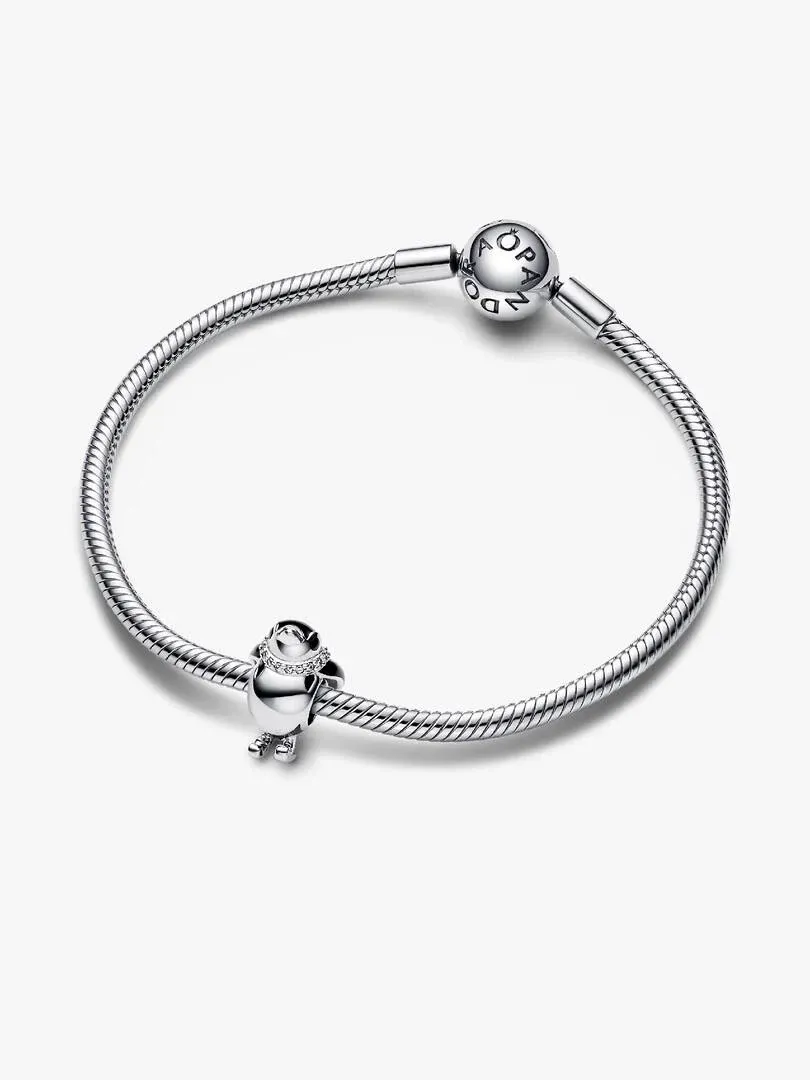 Silberarmband mit Pinguin-Charm, Draufsicht aus einem Winkel auf weißem Hintergrund.