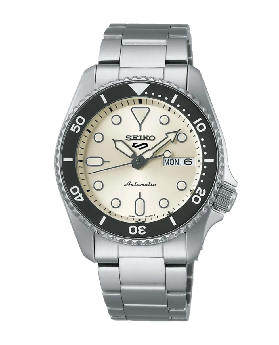 Vista frontal completa del reloj con esfera blanca y brazalete de acero sobre fondo blanco.