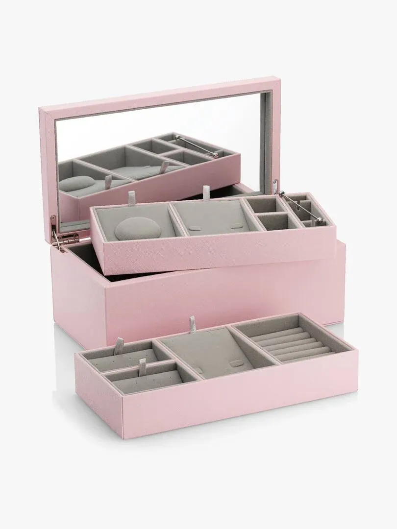Offene rosa Schmuckschatulle mit Spiegeldeckel und zwei grauen herausnehmbaren Schubladen, Winkelansicht.