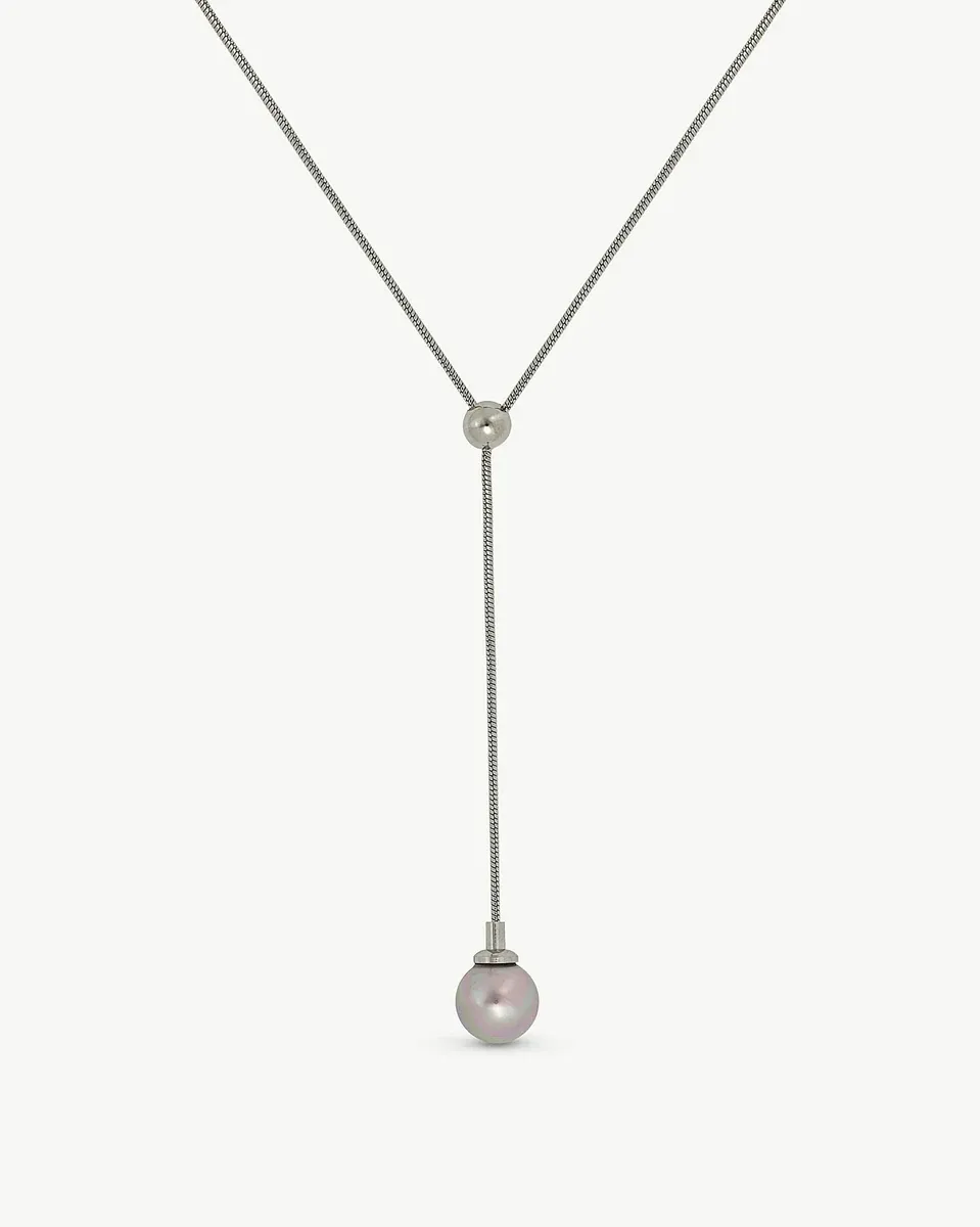 Fijn ketting met hangende parel, vooraanzicht op een zuiver witte achtergrond.