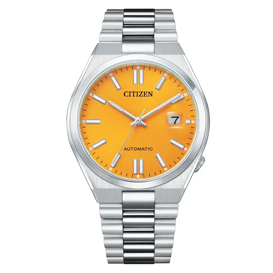 Vista frontal del reloj con esfera amarilla y brazalete de acero sobre fondo blanco.