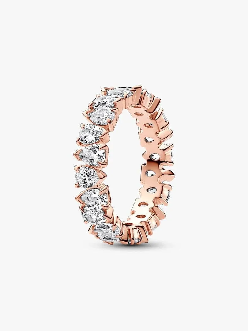 Zijaanzicht van een ring met peervormige stenen op een witte achtergrond.