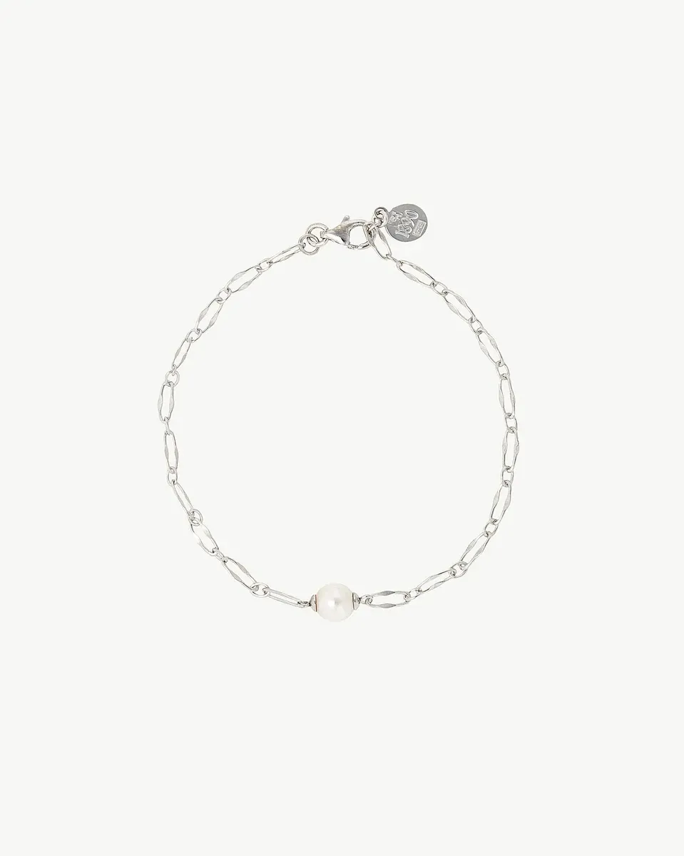 Silberarmband mit einer weißen Perle, vollständige Vorderansicht auf weißem Hintergrund.