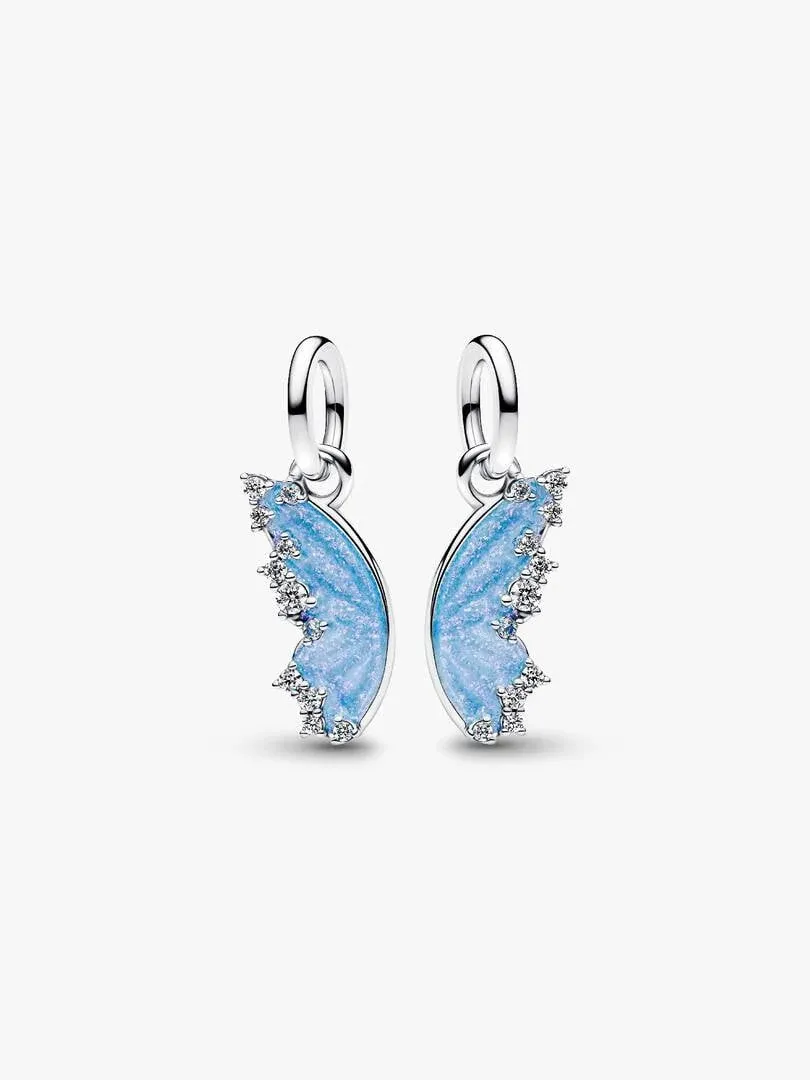 Paar blauwe vlinder charms met zirkonia, vooraanzicht op witte achtergrond.