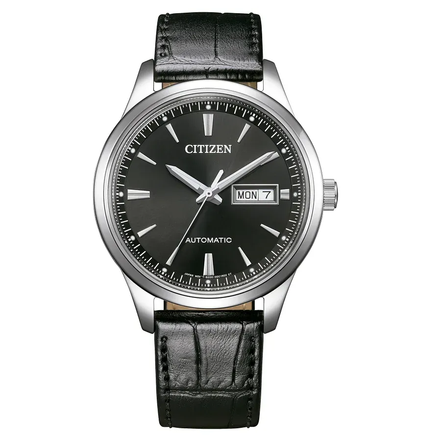 Zentrierte Frontansicht der Uhr auf weißem Hintergrund, die das schwarze Zifferblatt und das Lederarmband hervorhebt.