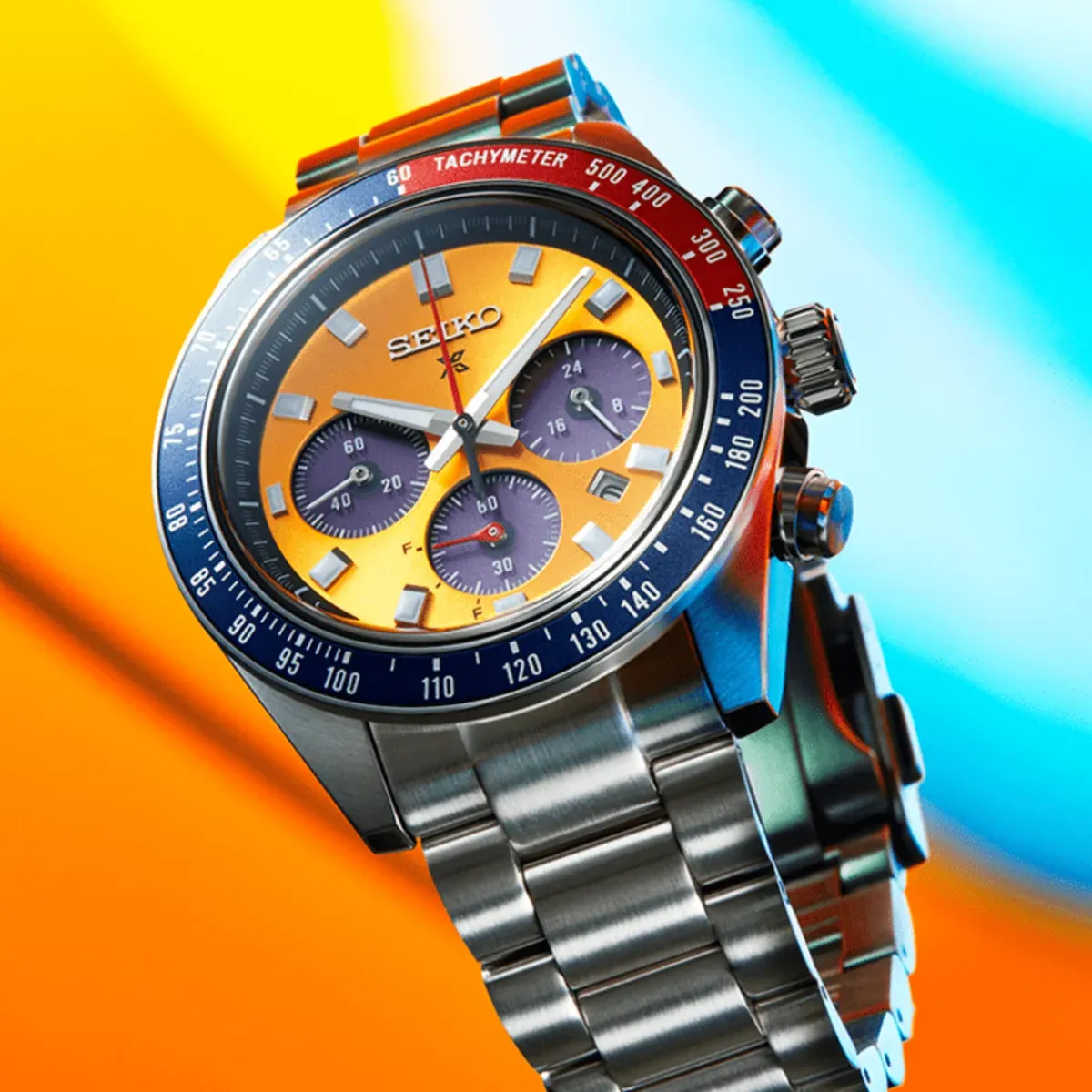 Horloge in dynamische hoek op een abstracte achtergrond van levendige geel, oranje en blauwe kleuren.