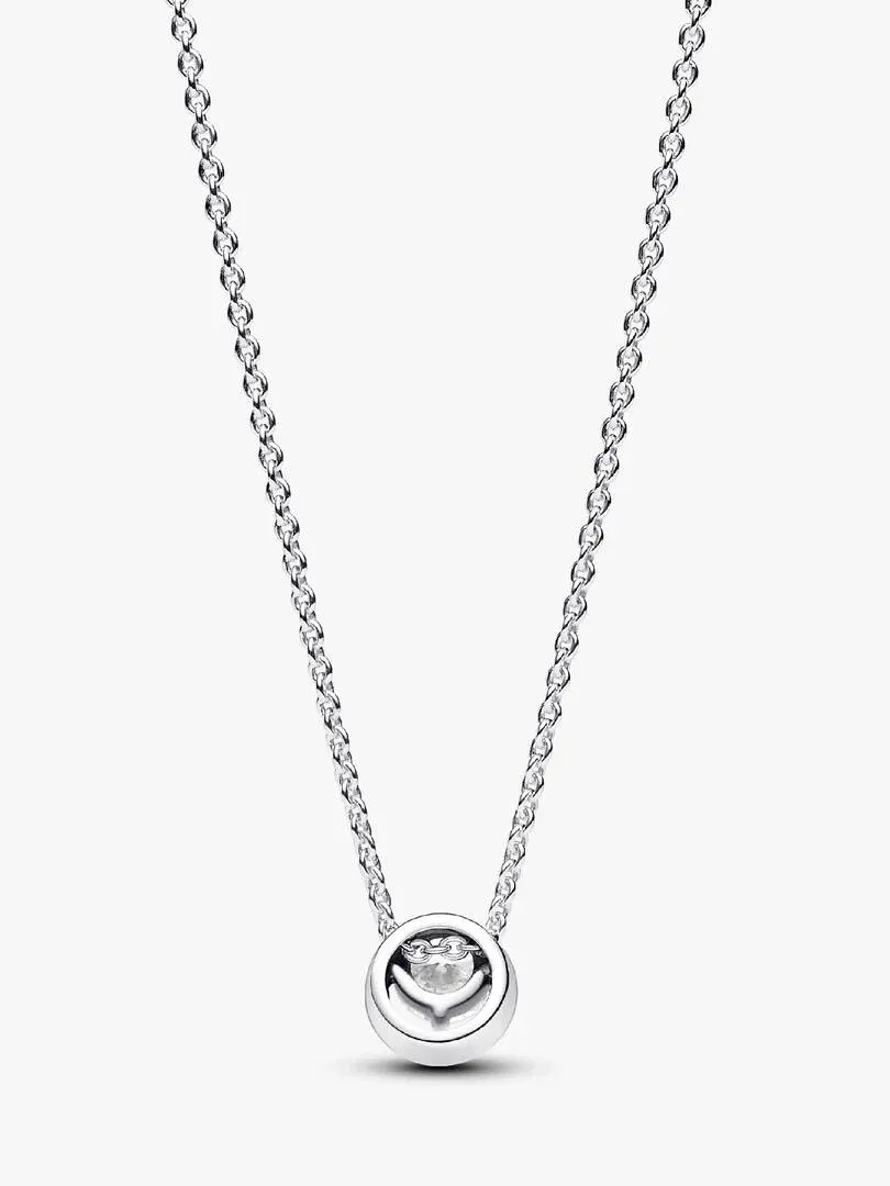 Zilveren ketting met ronde hanger, vooraanzicht op een effen witte achtergrond.