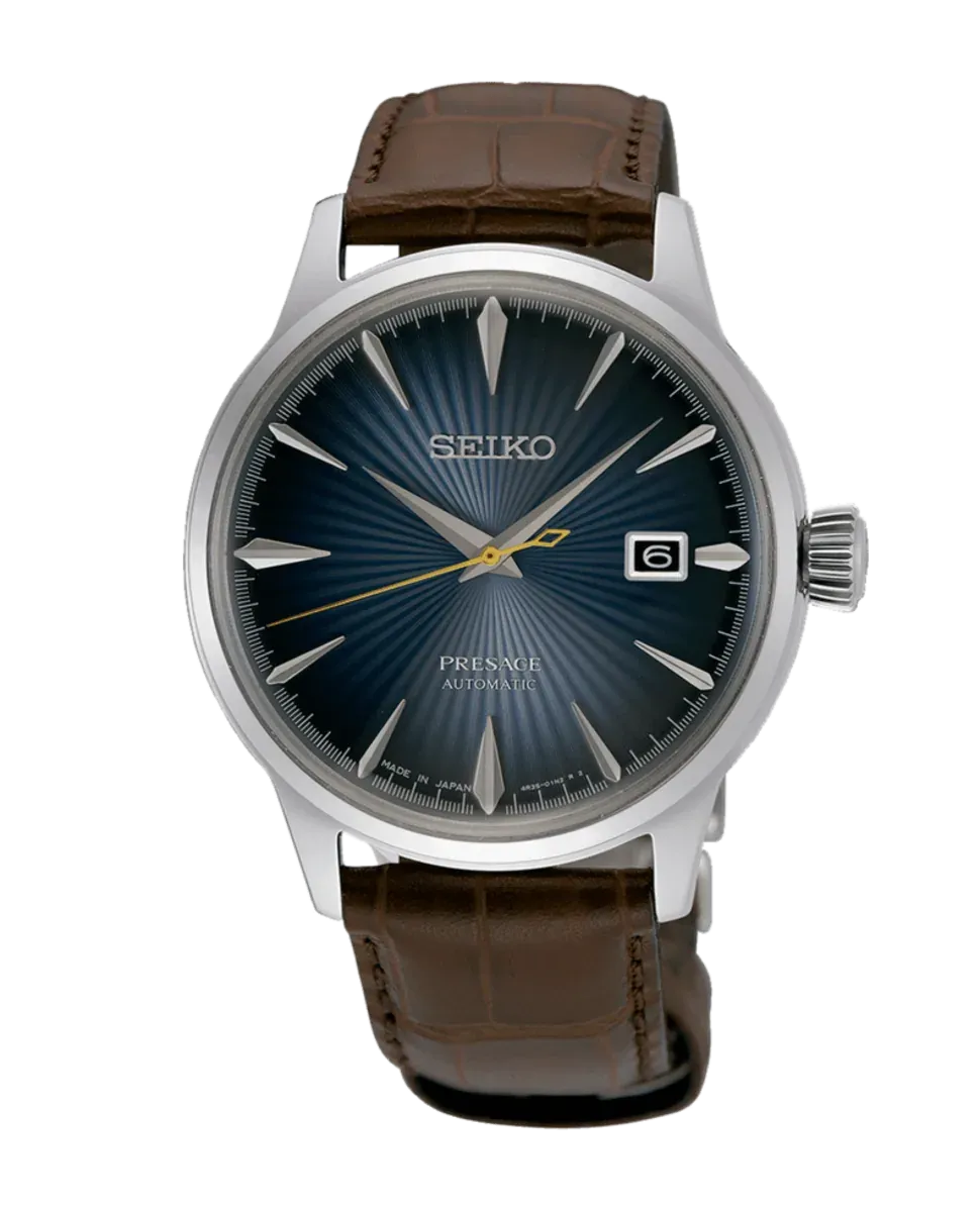 Vista frontal completa del reloj sobre fondo blanco, encuadre centrado con esfera azul y correa de piel marrón.