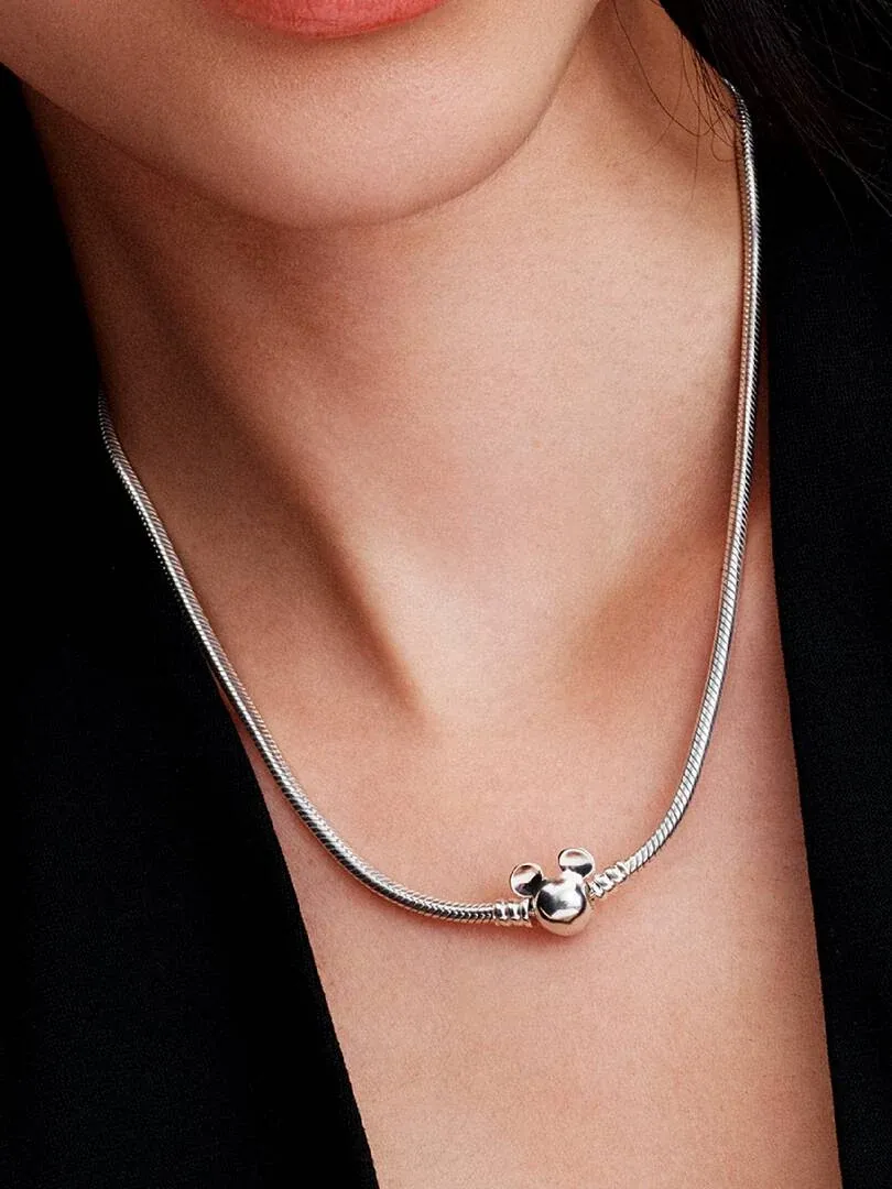 Close-up van de slangketting met Mickey Mouse sluiting om de hals van een model.