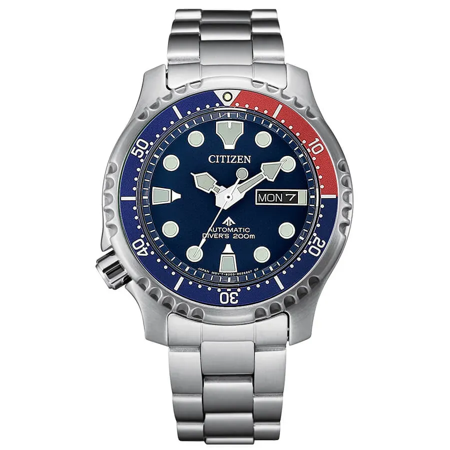 Vue de face de la montre avec cadran bleu et lunette bicolore, bracelet en acier, sur fond blanc.