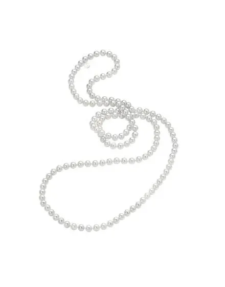 Collier de perles disposé en forme de S sur fond blanc, vue de dessus complète.