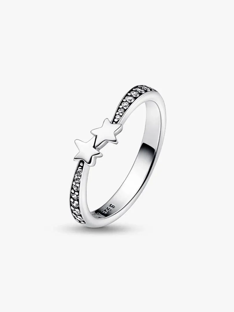 Silberner Ring mit Sternendesign in Seitenansicht auf weißem Hintergrund.