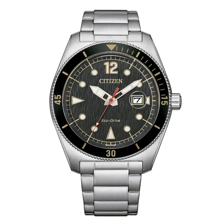 Vista frontal completa del reloj sobre fondo blanco, encuadre centrado de la esfera y el brazalete de acero.