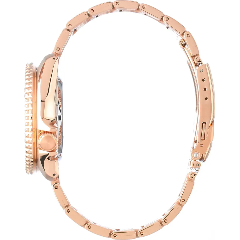 Vue latérale de la montre or rose sur fond blanc, mettant en valeur le profil du boîtier et le bracelet.