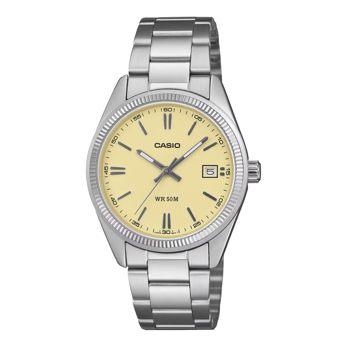 Vista frontal completa del reloj con brazalete de acero y esfera champagne, sobre fondo dividido en negro y blanco.