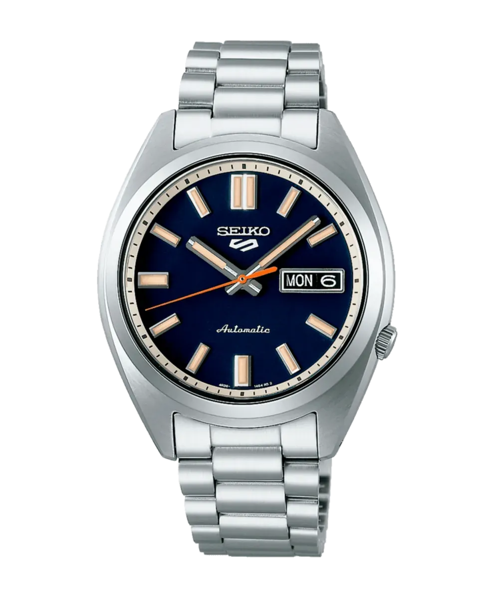 Vista frontal completa del reloj sobre fondo blanco, destacando la esfera azul y el brazalete de acero.