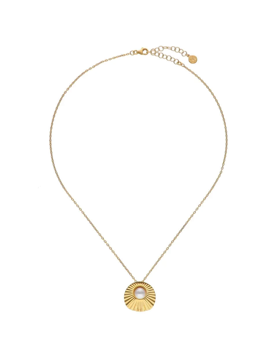 Gouden ketting met ronde hanger en witte parel, volledig vooraanzicht op witte achtergrond.