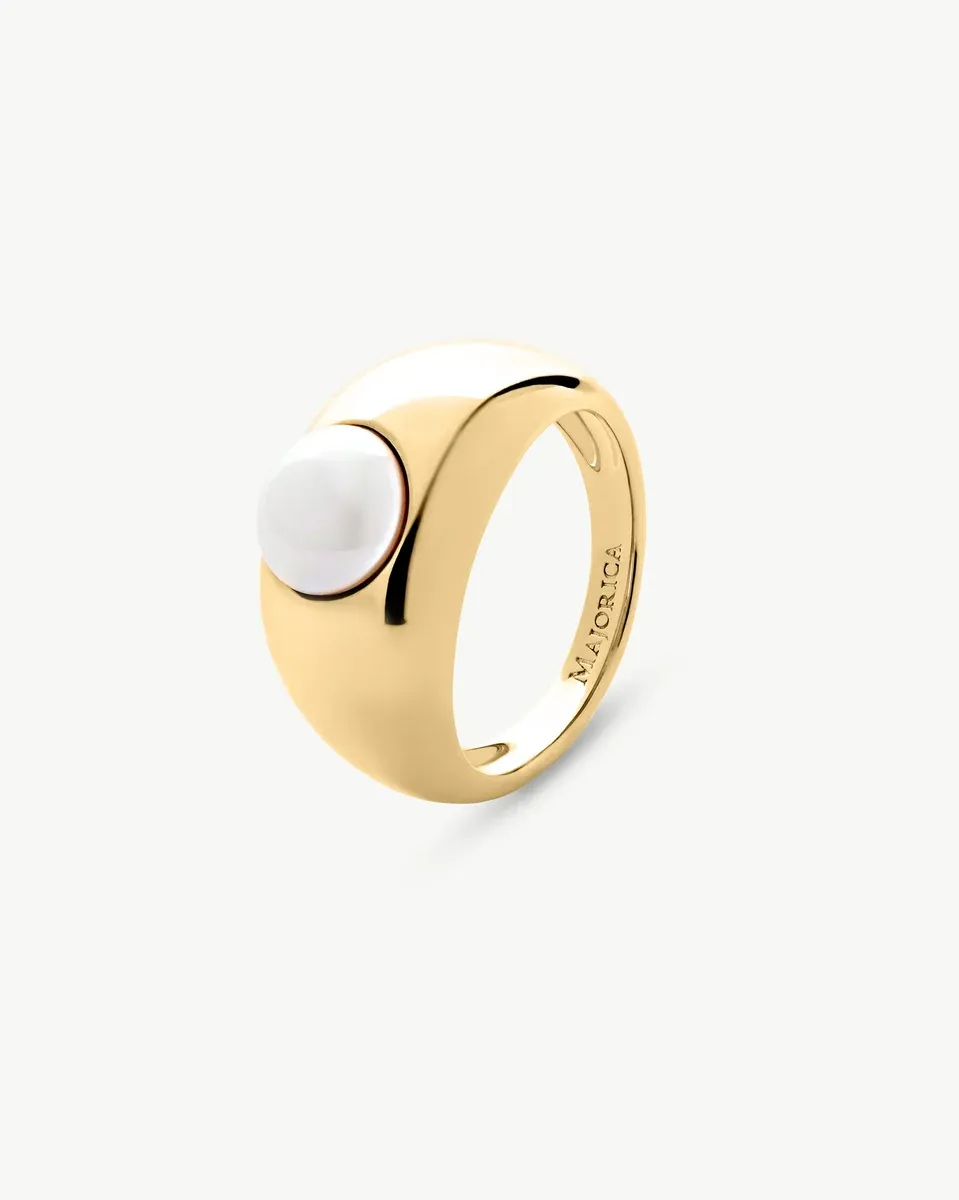 Gouden ring met halve witte parel, zijaanzicht op een witte achtergrond.
