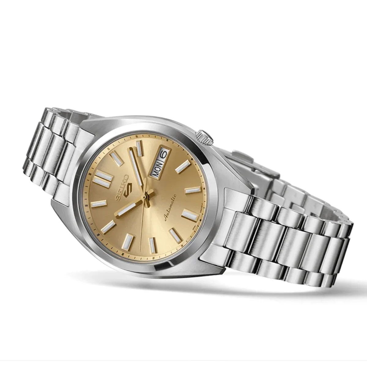 Vue latérale angulée de la montre avec cadran champagne et bracelet en acier, sur fond blanc.