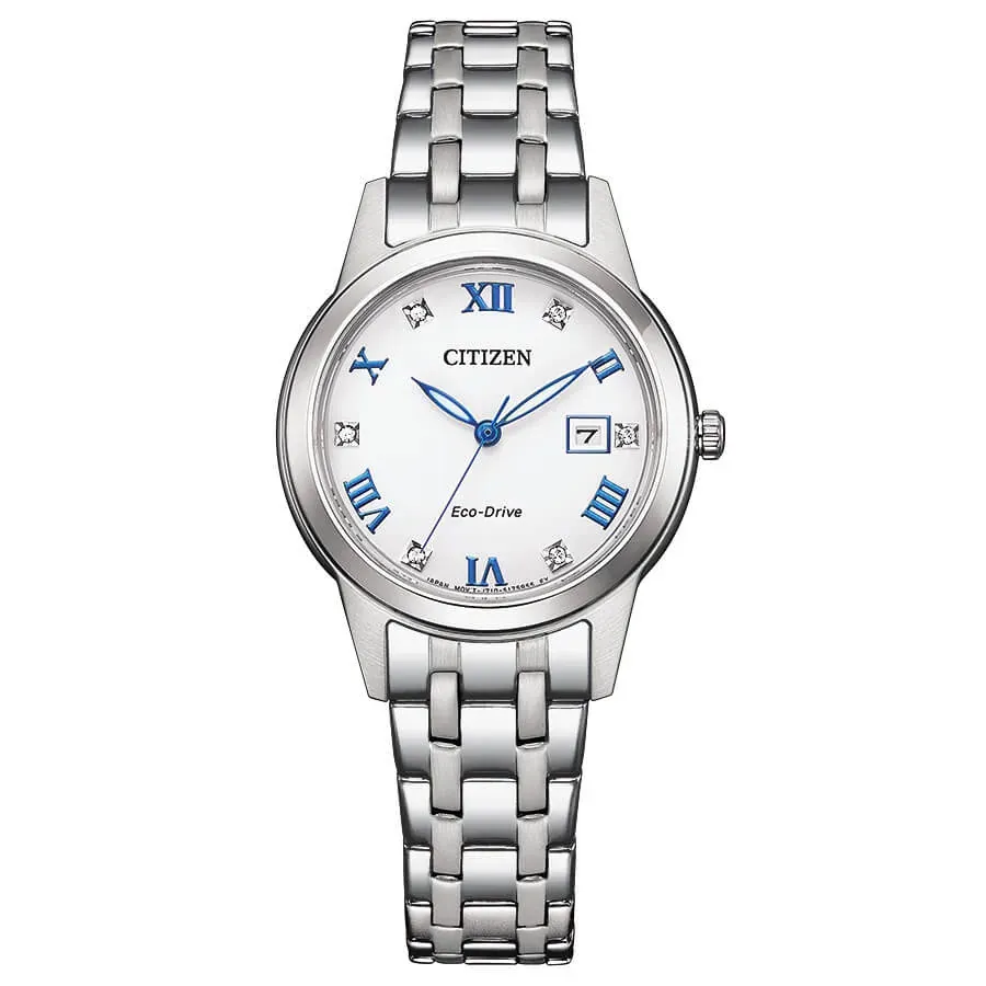 Vista frontal completa de reloj de acero con esfera blanca y brazalete, sobre fondo blanco.
