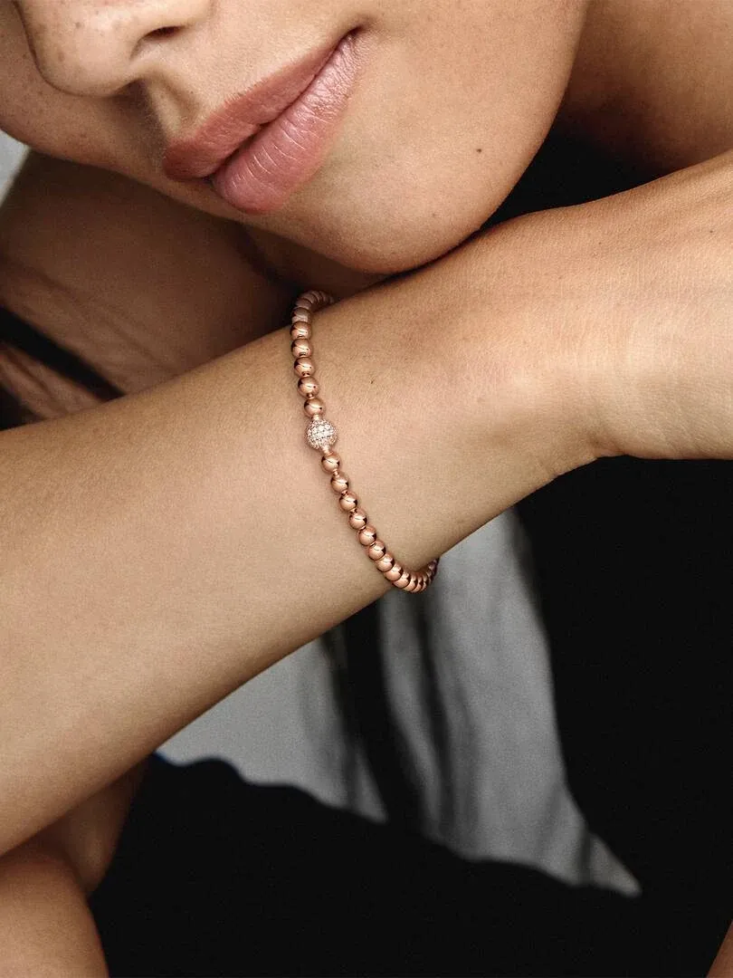 Nahaufnahme des Perlenarmbands in Roségold am Handgelenk, Seitenansicht mit Model.