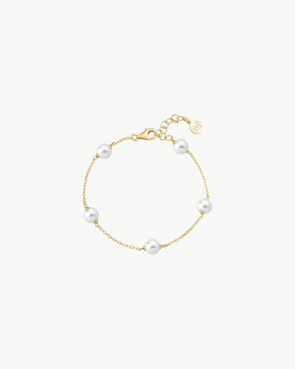 Draufsicht auf das Perlenarmband auf weißem Hintergrund, mit Fokus auf den goldenen Verschluss.