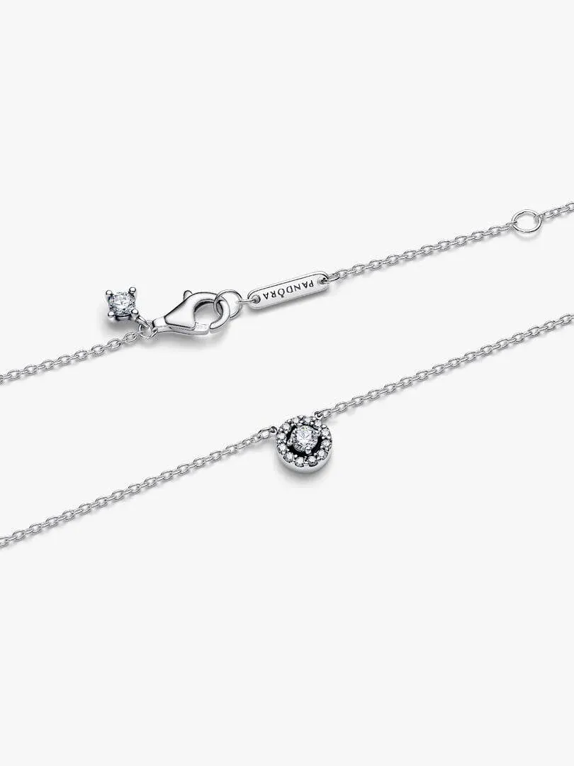 Silberne Halskette mit rundem Pavé-Anhänger, Frontansicht auf reinweißem Hintergrund.