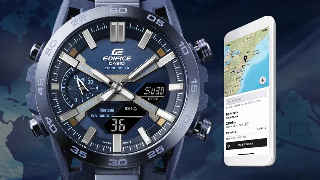 Vista frontal del reloj junto a un smartphone con aplicación de mapa, sobre fondo azul con mapa mundial estilizado.