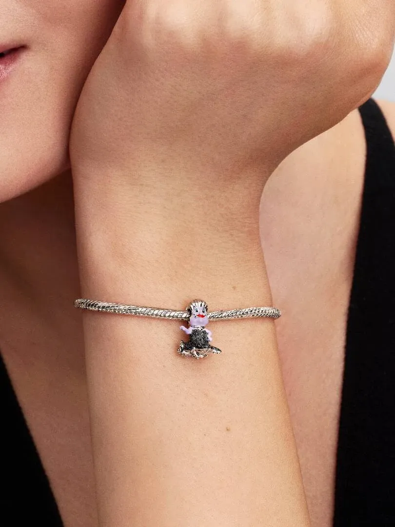 Charm Ursula sur un bracelet en argent, vue de profil porté au poignet d'un modèle.
