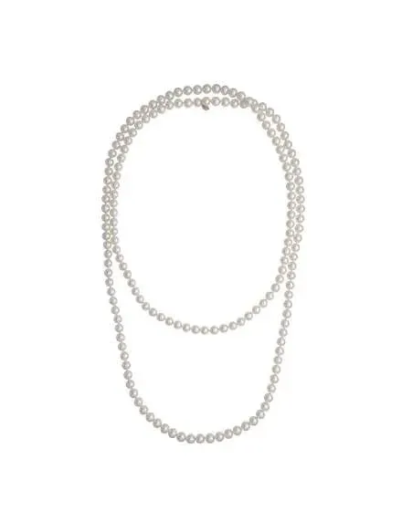 Collier de perles blanches disposé sur deux rangs sur fond blanc, vue frontale complète.