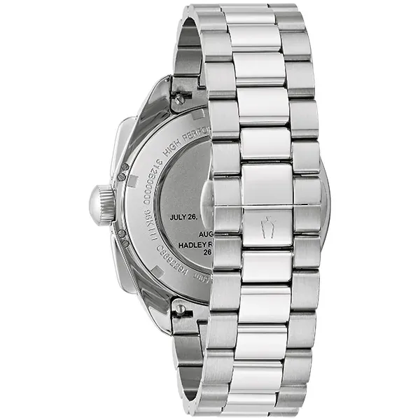 Vista trasera del reloj sobre fondo blanco, destacando el fondo a rosca grabado y el brazalete de acero.