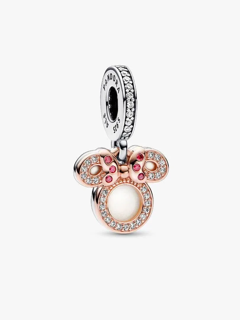 Minnie Mouse Charm Vorderansicht, Detail der roten Schleife und Pavé-Steine, neutraler weißer Hintergrund.