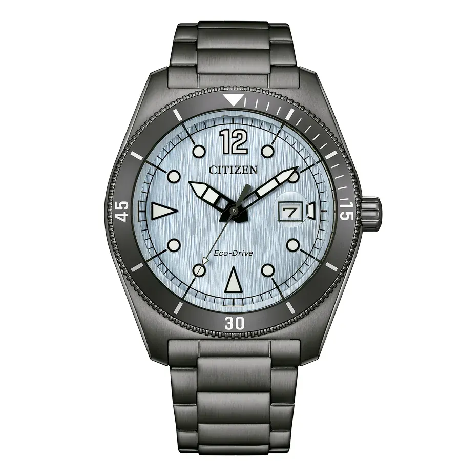 Vista frontal completa del reloj con esfera azul y brazalete de acero sobre fondo blanco.