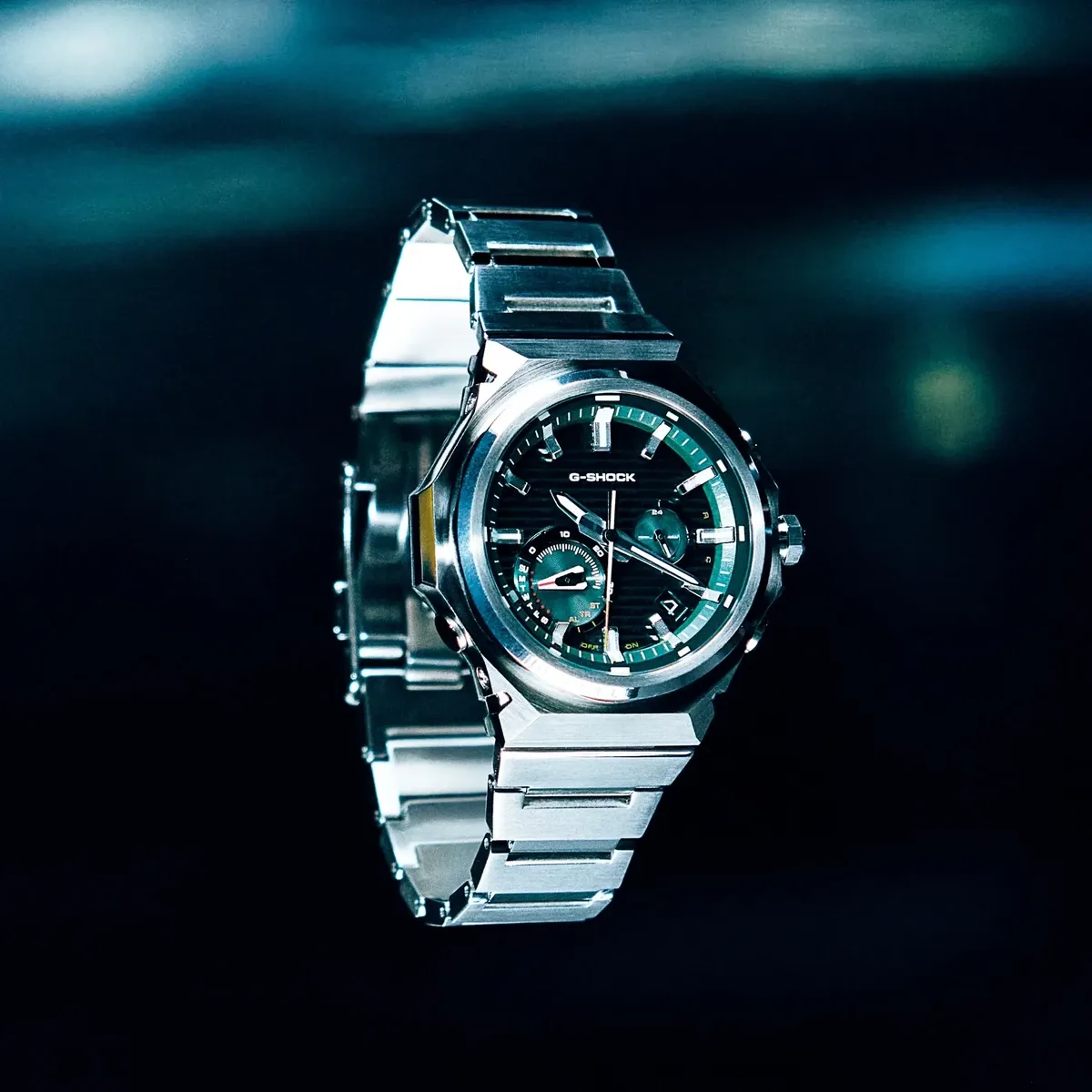Reloj visto en ángulo, flotando sobre un fondo oscuro con destellos de luz azul.