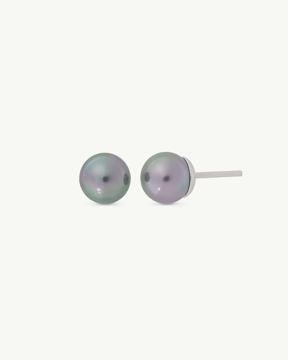 Pareja de pendientes de perla gris sobre fondo blanco, vista frontal y lateral con detalle del pincho de plata.